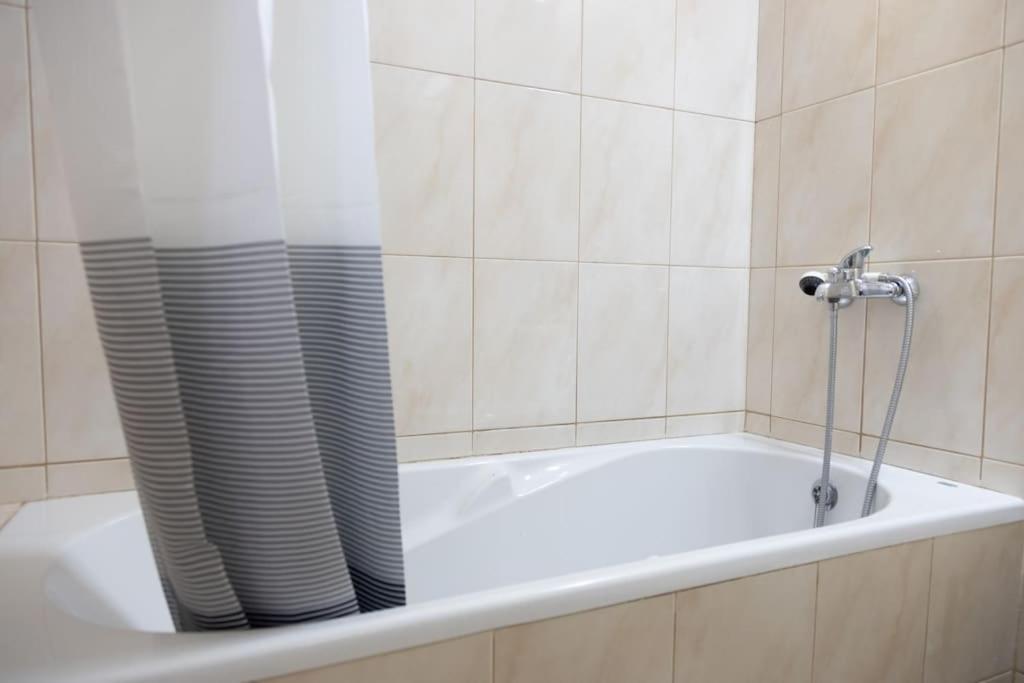 3 Bedroom Apt, Free Wifi & Ac, Cidadela - Lcgr Praia Exteriör bild